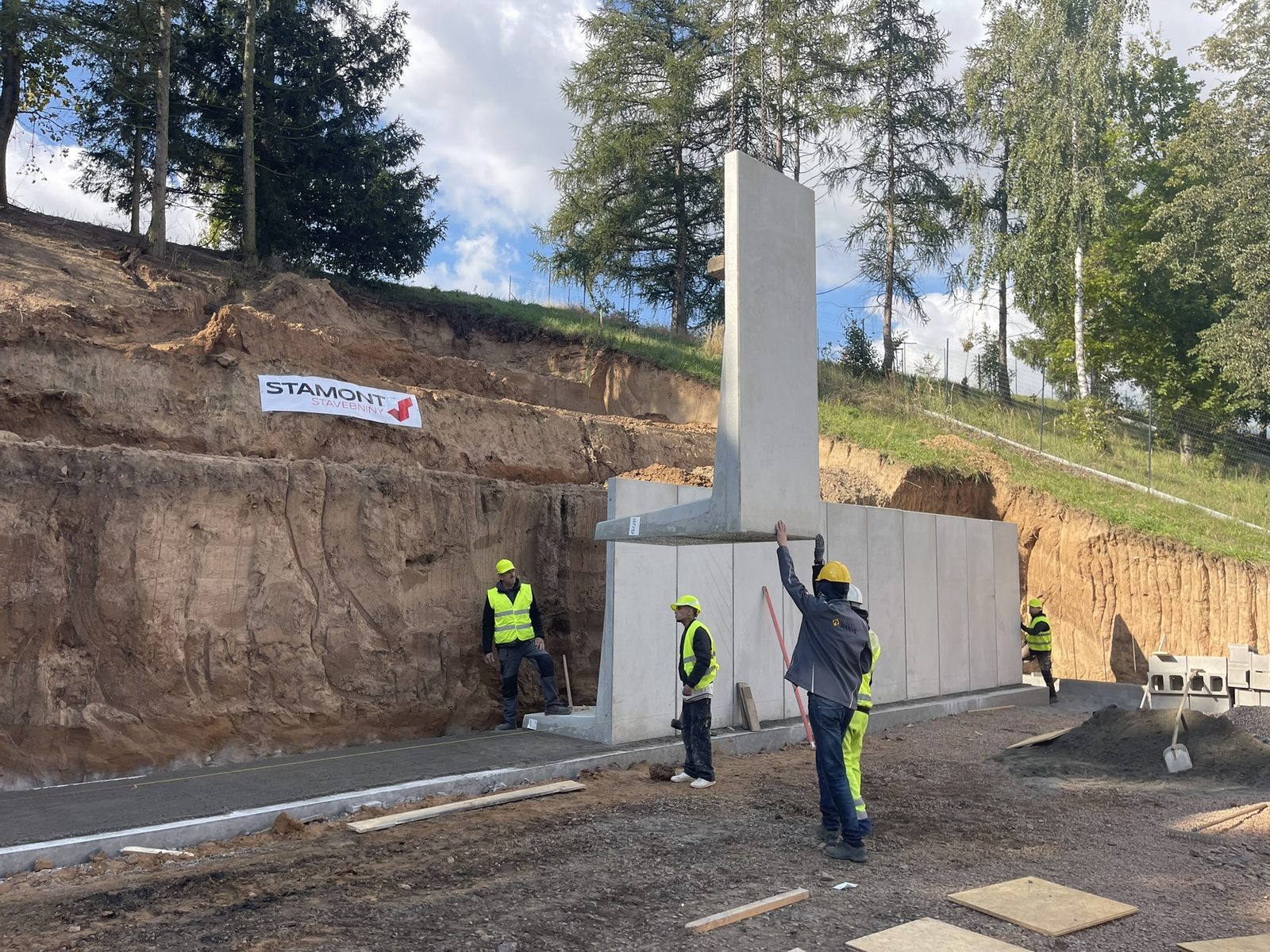 Realizace L-TEC Předměřice nad Labem - osazení prvku jeřábem